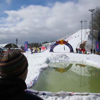Полет сноубордистов в бассейн в Силичах